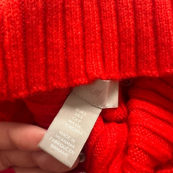 Beautiful Red H&M Knit Sweater Small and Medium - Picture 3 of 3